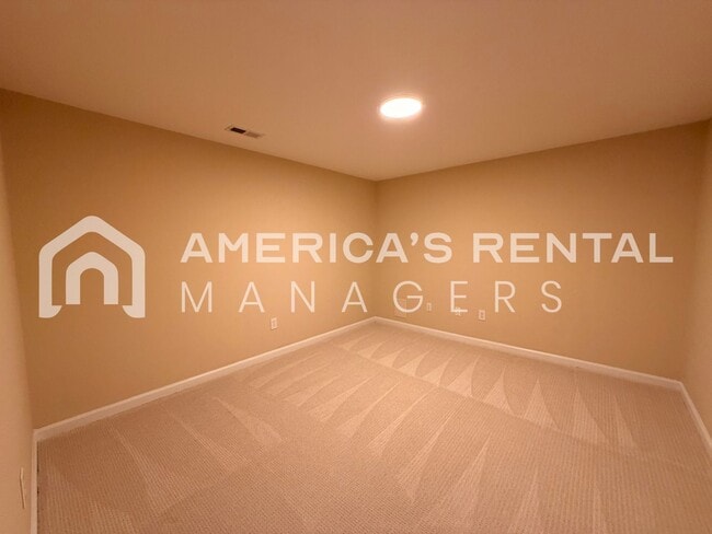 Building Photo - Spacious Five Bedroom Residence in Meadowbrook!