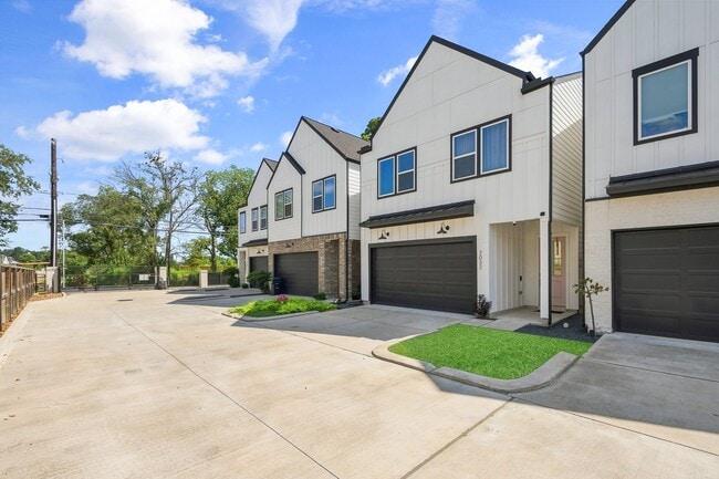 Building Photo - 2032 W Tidwell Rd