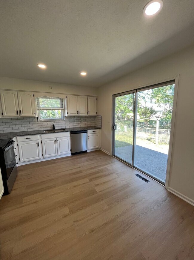 Building Photo - 1644 Durbridge Rd