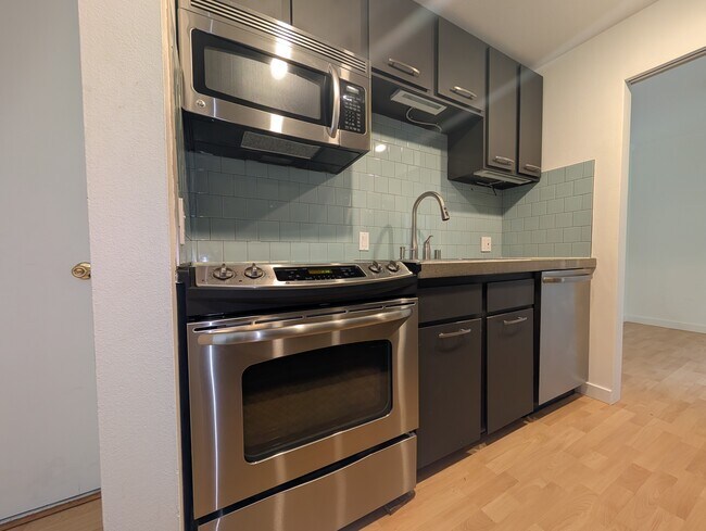 Building Photo - 2550 Thorndyke Ave W