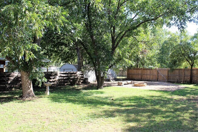 Building Photo - 2347 Edgemont Dr