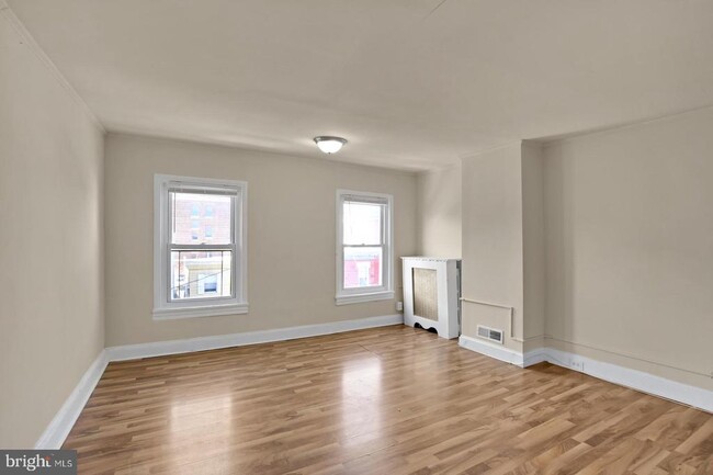 Building Photo - 2047 E Sergeant St