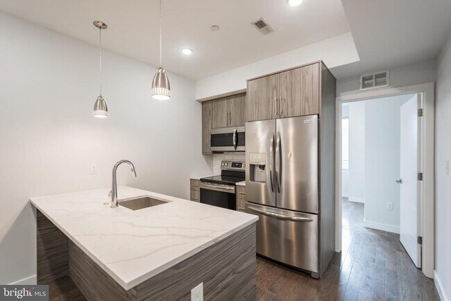 Building Photo - 627 W Oxford St