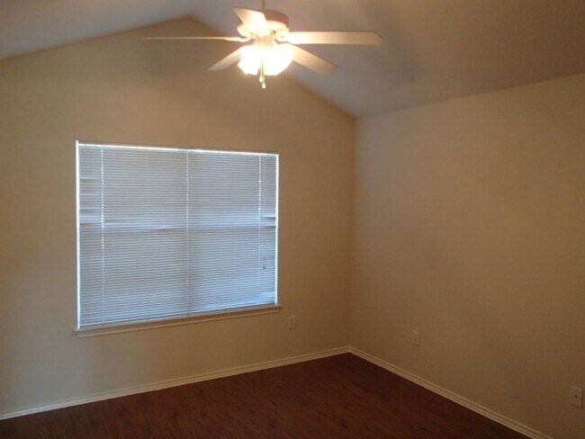 Building Photo - Charming 3BD/ 2BA Duplex For Lease