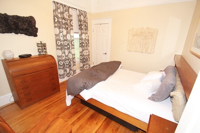 Building Photo - NICELY MAINTAINED 4 BED QUEENE ANNE HOME FOR RENT W GARAGE!