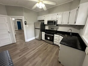 Building Photo - Charming updated 3 bed 1 bath in amazing location
