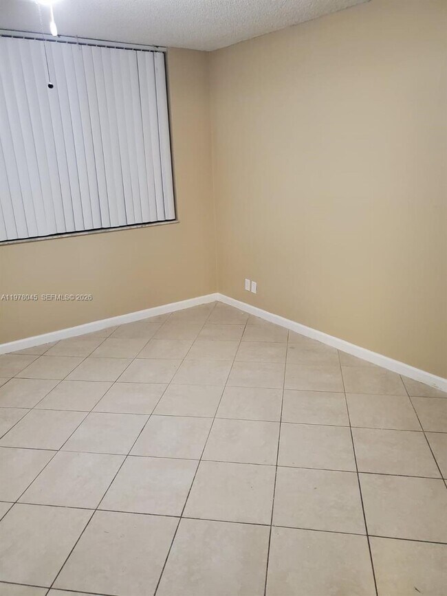 Building Photo - 215 Lake Pointe Dr