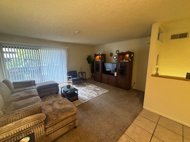 Building Photo - Furnished 2 Bedroom Condo with Community Pool Close to the UofA! (Speedway/Euclid)