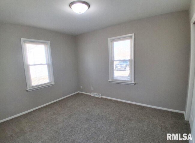 Building Photo - 2022 W Richwoods Blvd
