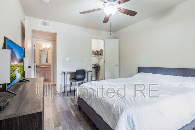 Building Photo - 1385 W University Ave