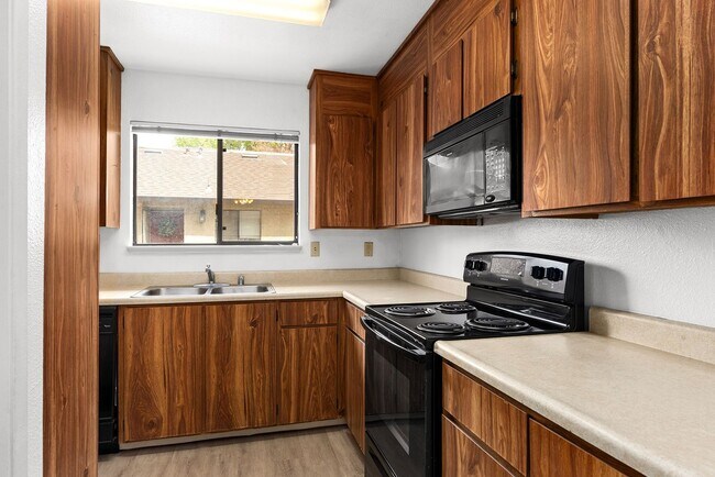 Building Photo - Beautiful Sawmill Commons Condo!