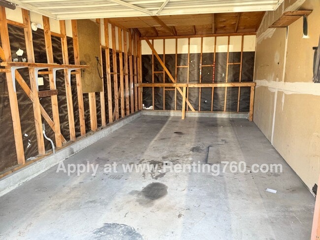 Building Photo - Spacious 2 Bed 1 Bath Home With Indoor Lau...