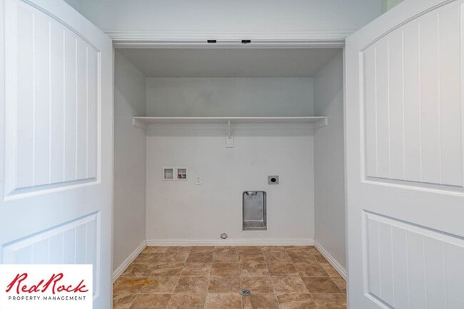 Building Photo - Pet Friendly! Spacious 4 Bedroom Townhome!