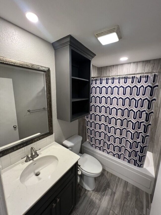 Building Photo - Fully Renovated 3 Bedroom Apartment in Pri...