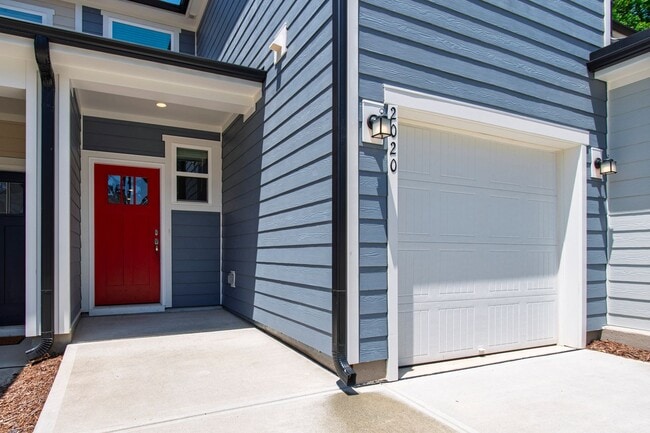 Building Photo - Modern 3-Bedroom Townhome with Luxury Fini...