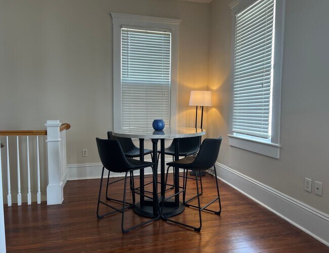 Building Photo - 2 BED | 2 BATH | PRIVATE FRONT AND BACK PORCH | MIDTOWN