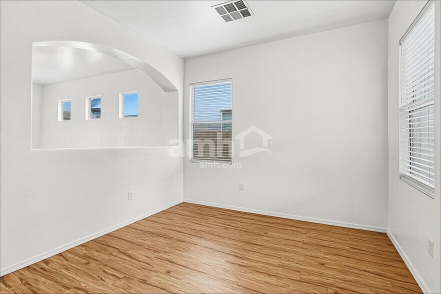 Building Photo - 4242 E Baylor Ln