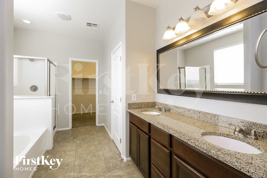 Building Photo - 837 E Cierra Cir