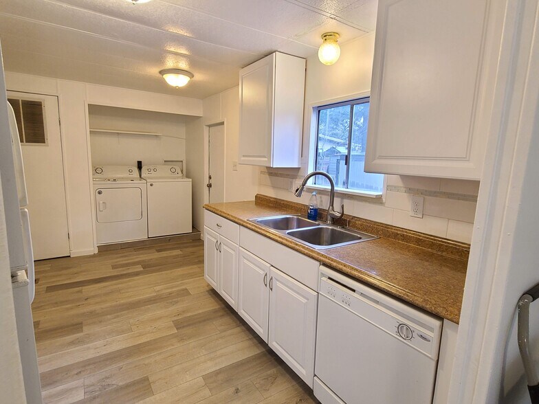 Building Photo - 4448 E Wintergreen