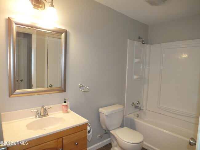 Building Photo - 418 Meritta Ave