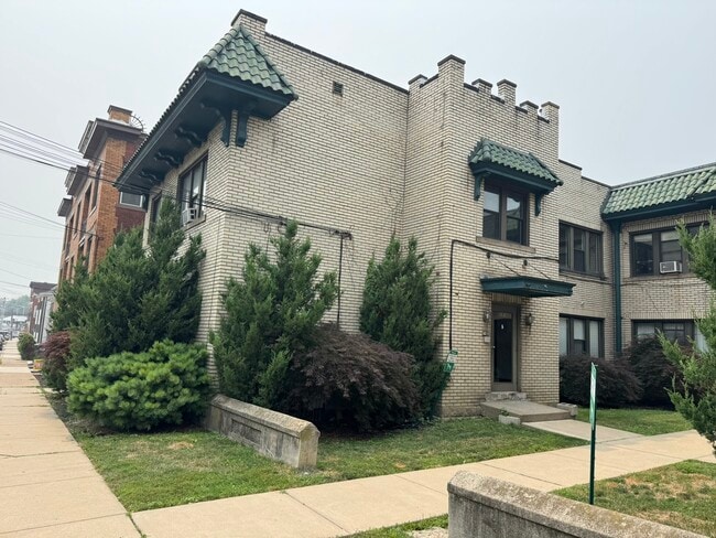 Building Photo - 2816 Broadway Ave