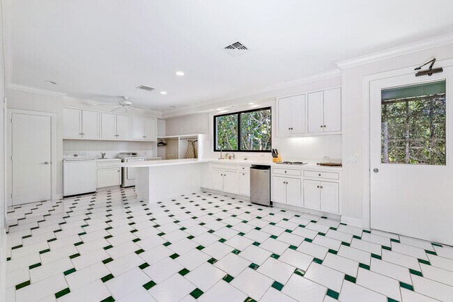 Building Photo - 330 S Beach Rd
