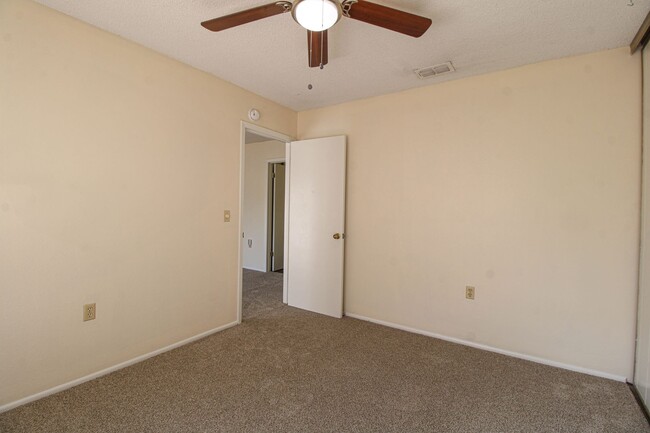 Building Photo - 10230 Plumas Dr