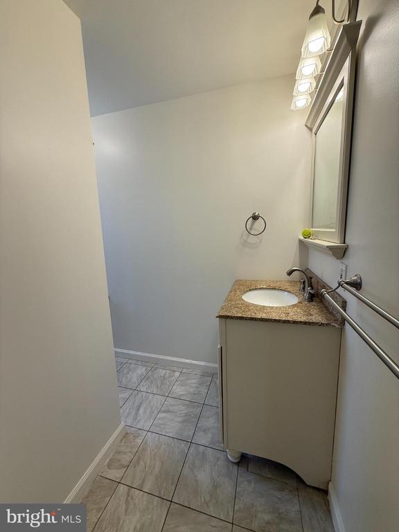 Building Photo - 248 E 6th Ave