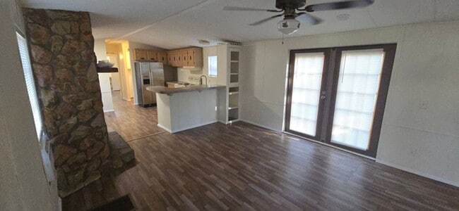 Building Photo - Model: Crown