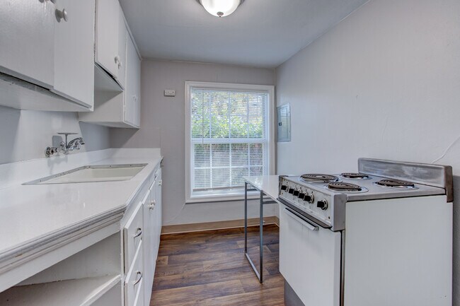 Building Photo - Custer Apartments