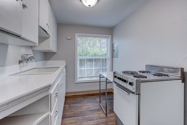 Building Photo - Custer Street 1x1 unit!  Cozy and Quiet neighbor