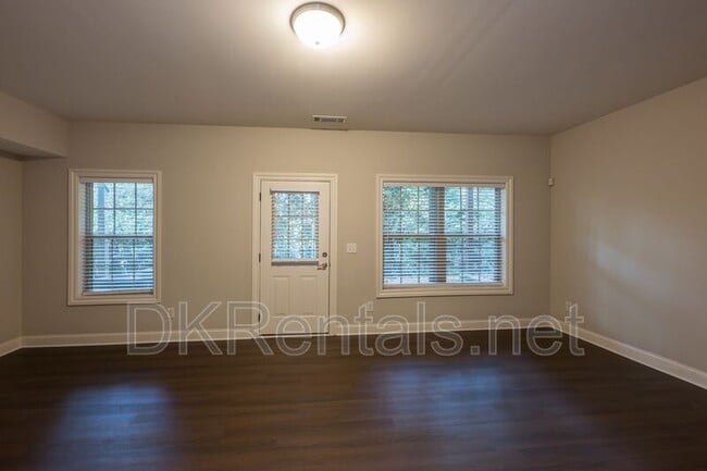 Building Photo - 921 Hickory Leaf Ct SE