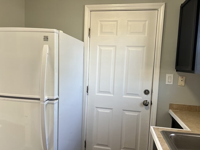 Building Photo - 2367 Cascade Rd