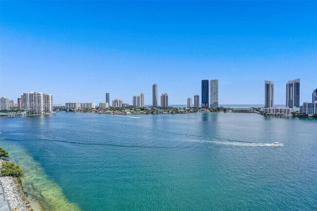 Building Photo - 5000 Island Estates Dr