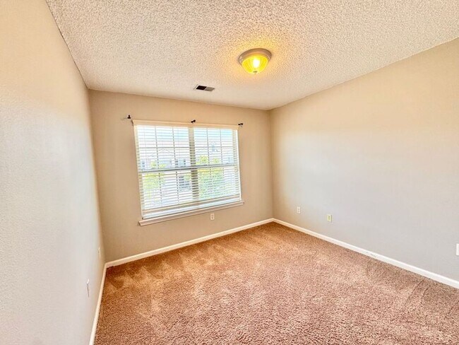Building Photo - Townhome located in Live Oak!!