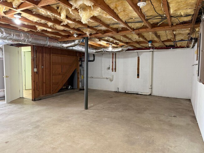 Building Photo - 3 Bedroom 1.5 Bathroom Home Located in Greeneville, TN