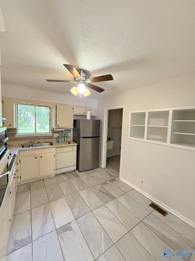 Building Photo - 2509 Excalibur Dr SE