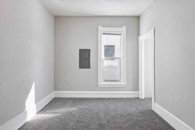 Building Photo - 200 E 27th St