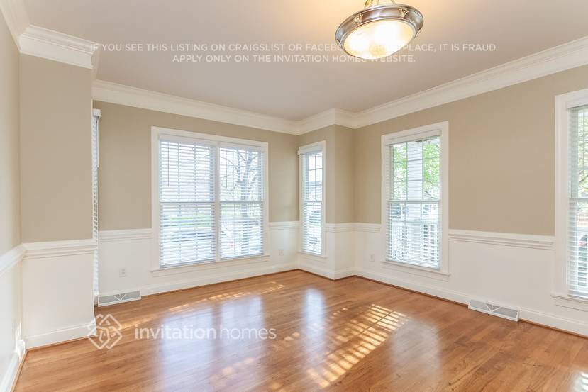 Building Photo - 15903 Kelly Park Cir