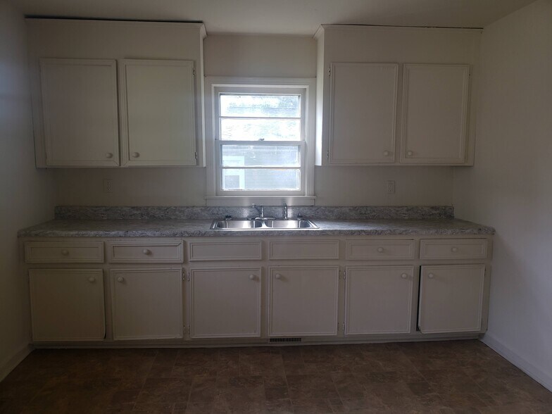 Building Photo - 405 Fleetwood Dr