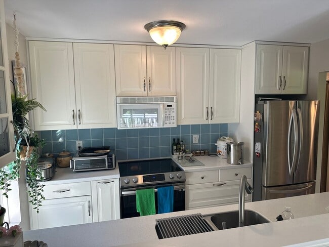 Building Photo - Quiet Kirkland Condo near Downtown Availab...