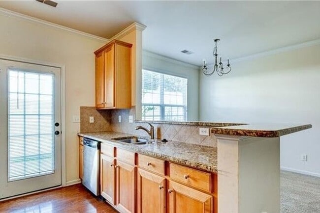 Building Photo - 3BR Townhome • In-Unit W/D • Trash Included in Fort Mill