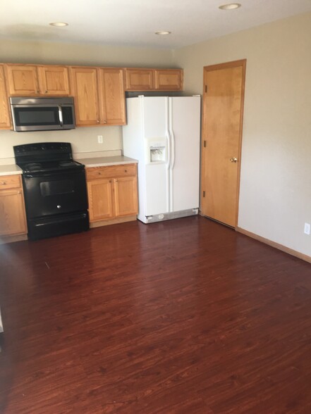 Building Photo - 1385 waxwing ave