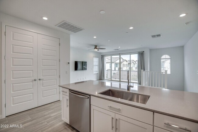 Building Photo - 4655 S Vapor