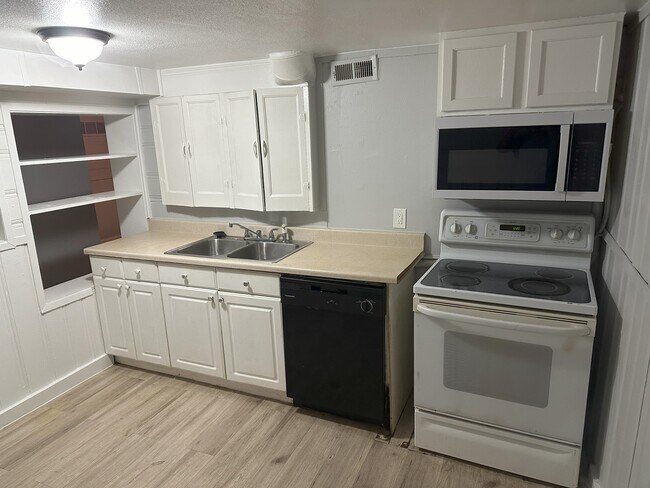 Building Photo - 2025 Emporia St