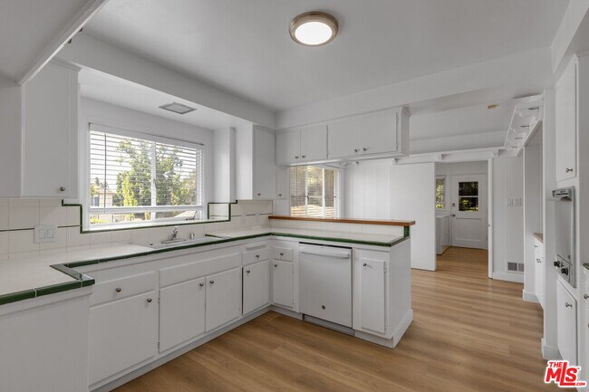 Building Photo - 2332 Hillhurst Ave