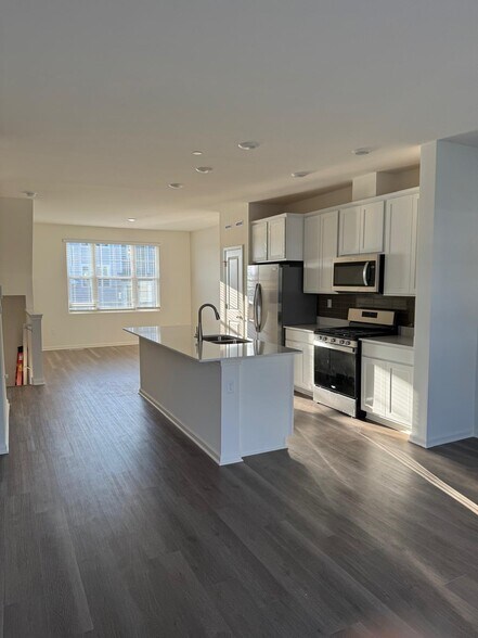 Building Photo - 2263 Glacier St