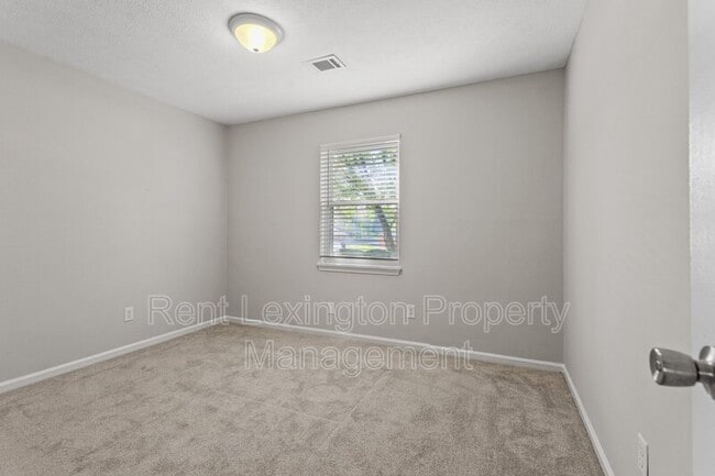 Building Photo - 123 Kingsway Dr