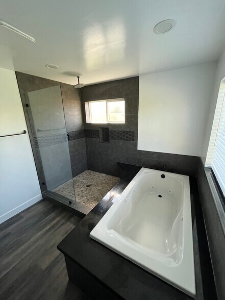 Wet Room Shower w/ Jacuzzi - 1825 Walnut Creek Ct