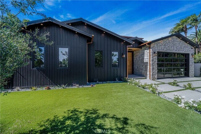 Building Photo - 13463 Chandler Blvd